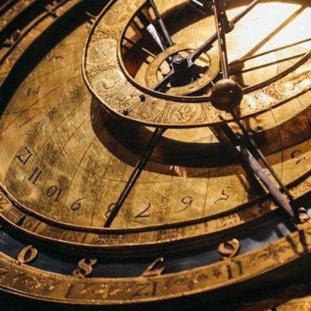 https://unsplash.com/de/fotos/eine-nahaufnahme-einer-uhr-mit-romischen-ziffern-Xe7BUe4uFBA